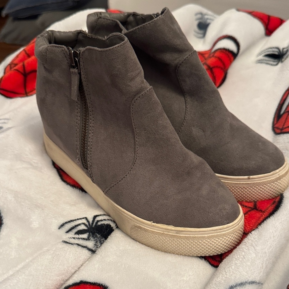 Universal Thread Charcoal Suede boots